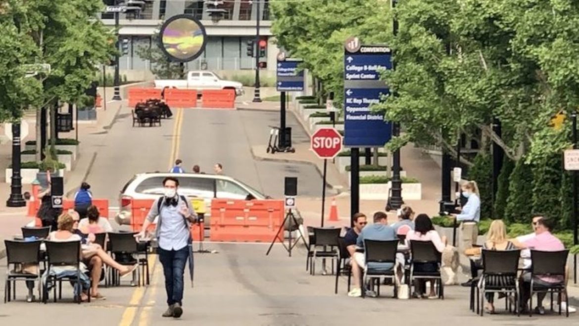 Diners on 14th Street in the Power & Light District