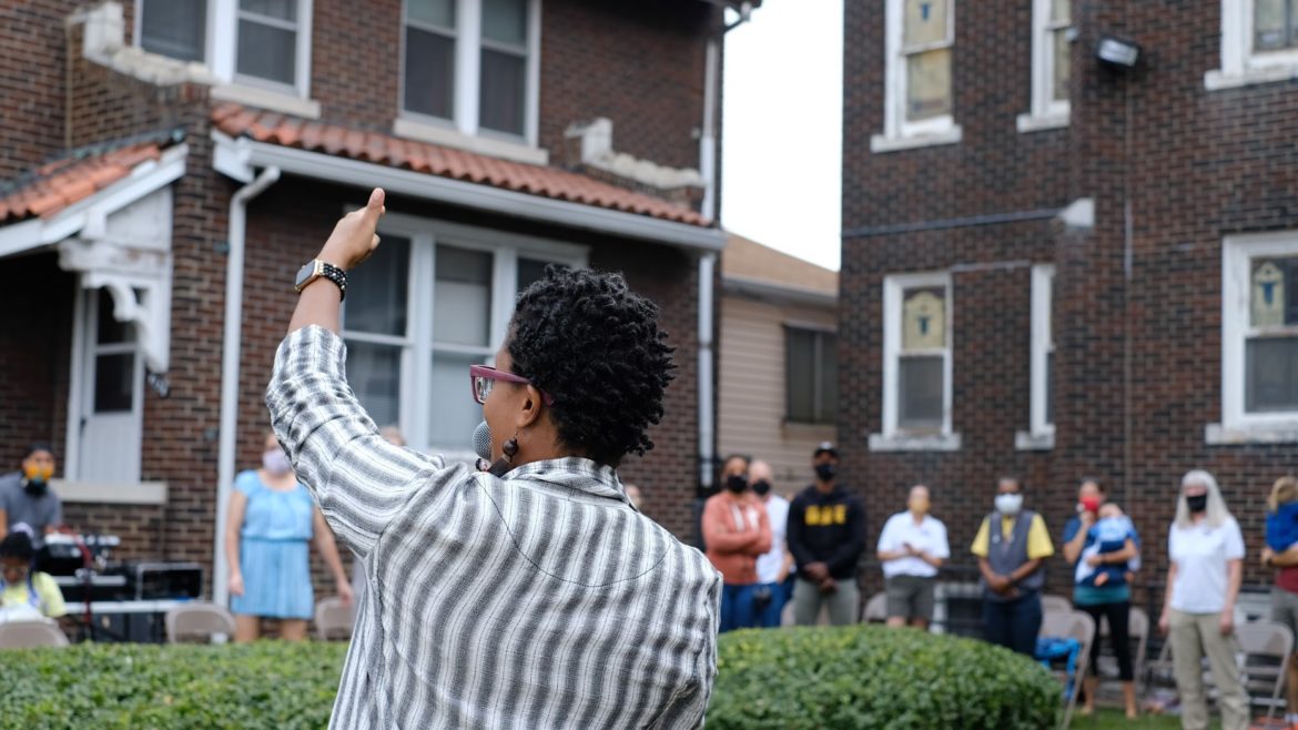 Rev. Michelle Higgins speaks to the canvassers at St. John’s Church