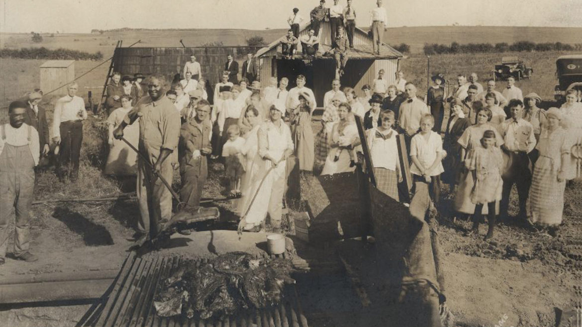 Black barbecue pit masters in Linn County, Kansas, in 1916.