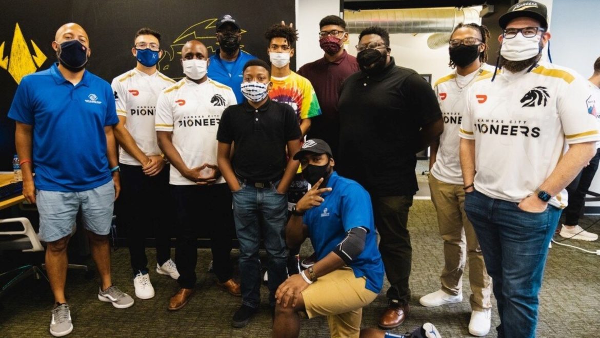 Mayor Quinton Lucas poses with members of the Kansas City Pioneers, Generation Esports, and Boys and Girls Club of Greater Kansas City.