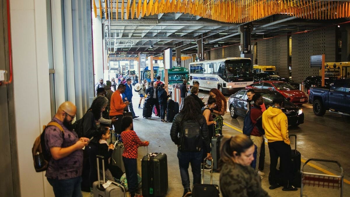 Passengers wait at a congested KCI pickup line.