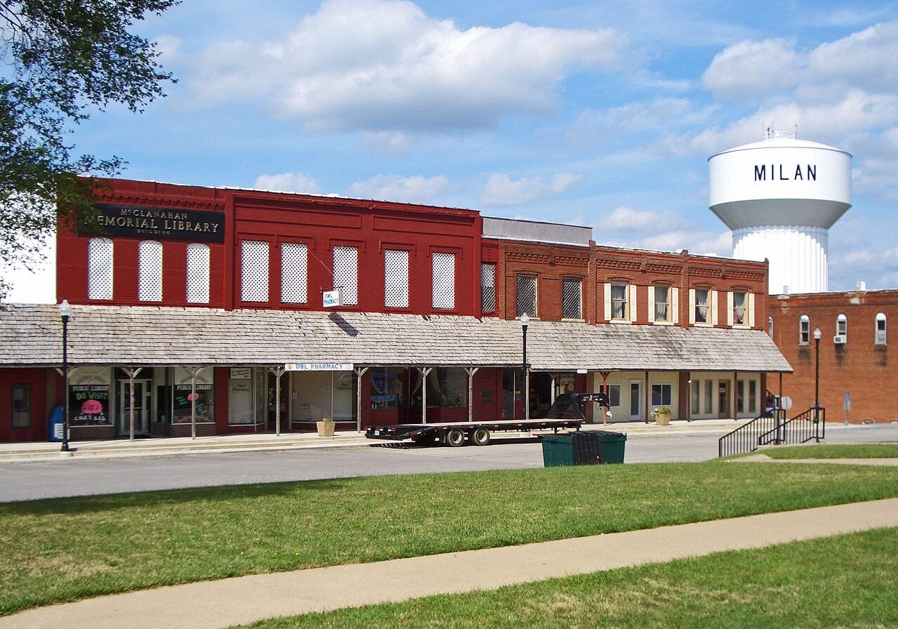 English: Milan, Missouri, view of a East 2nd Street on the town square with water tower