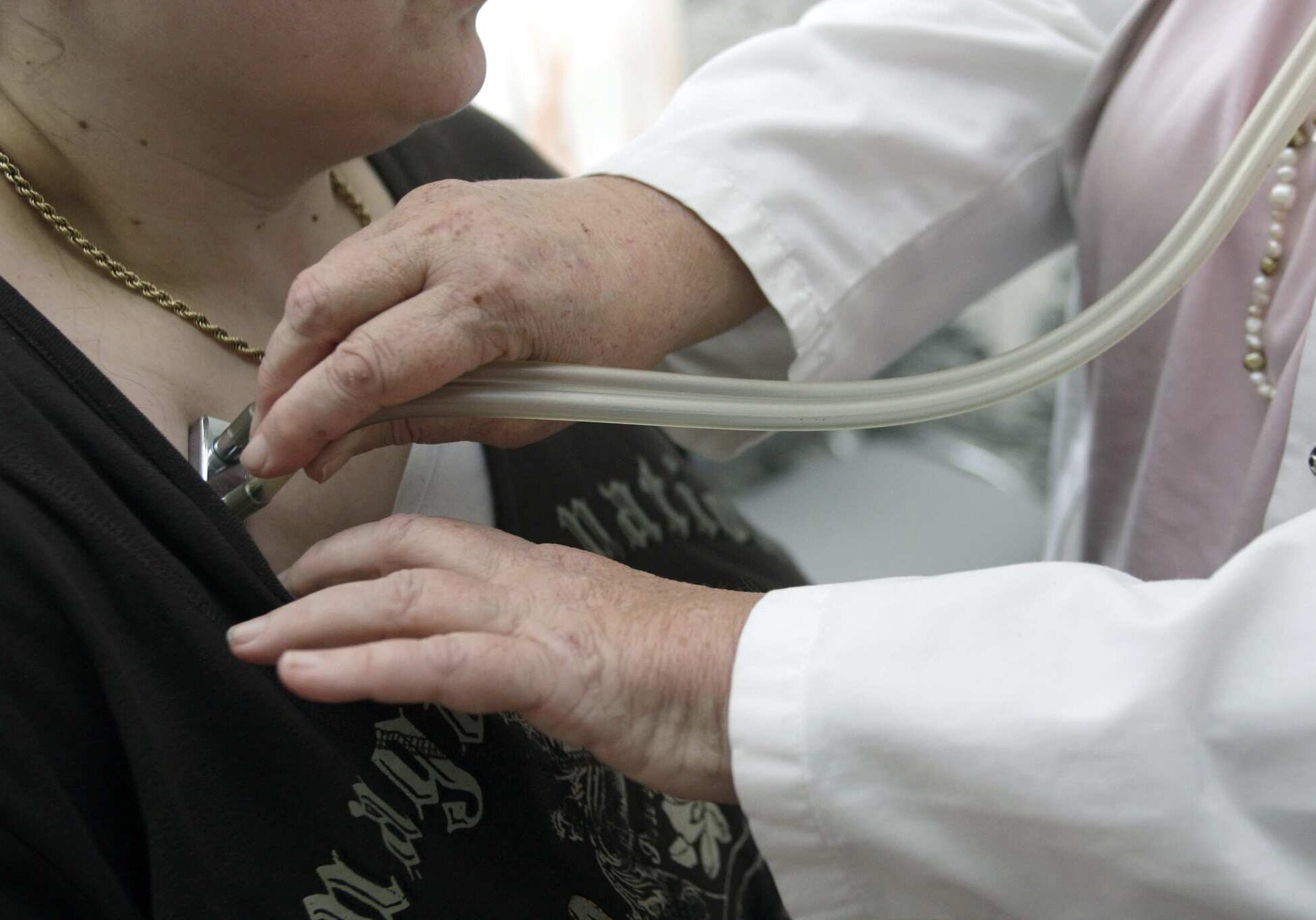Eine Aerztin hoert am Montag, 28.April 2008, in ihrer Praxis in Stuttgart eine Patientin mit dem Stethoskop ab. (AP Photo/Thomas Kienzle)-------A doctor auscultates a patient with a stethoscope in her doctor's office in Stuttgart, Germany, Monday, April 28, 2008.  (AP Photo/Thomas Kienzle)