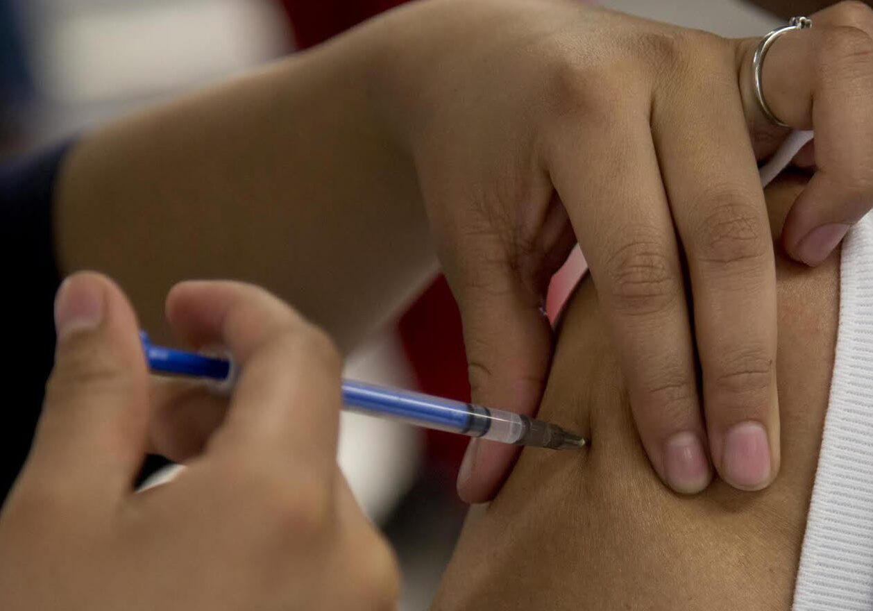 A woman gets a flu vaccination from a nurse at a subway station in Mexico City, Monday Jan. 27, 2014. Mexican health authorities are worried about a spike in the number of H1N1 flu cases and deaths, in the country that was the epicenter of the 2009 outbreak of the strain. The Health Department says the figures remain well below 2009 levels. (AP Photo/Eduardo Verdugo)