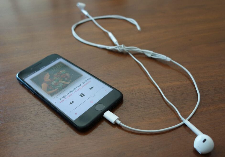 an iPod with headphones made into the money sign
