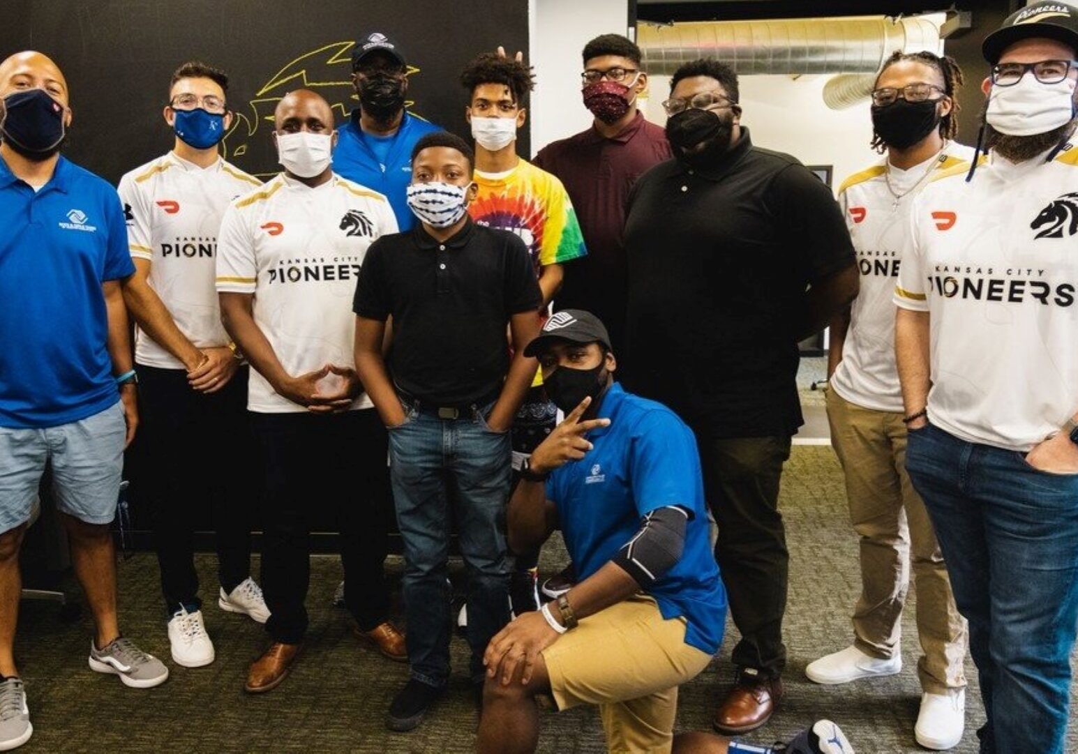 Mayor Quinton Lucas poses with members of the Kansas City Pioneers, Generation Esports, and Boys and Girls Club of Greater Kansas City.