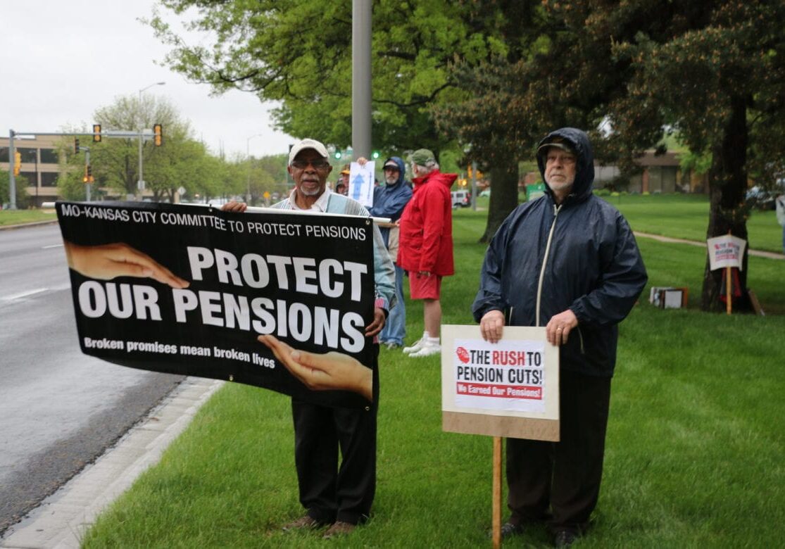 Teamsters outside of YRC Freight  in Overland Park protest the Central State Pension Fund's proposed cuts that will reduce many teamsters monthly income by 70 percent. (Photo: Daniel Boothe | Flatland) 