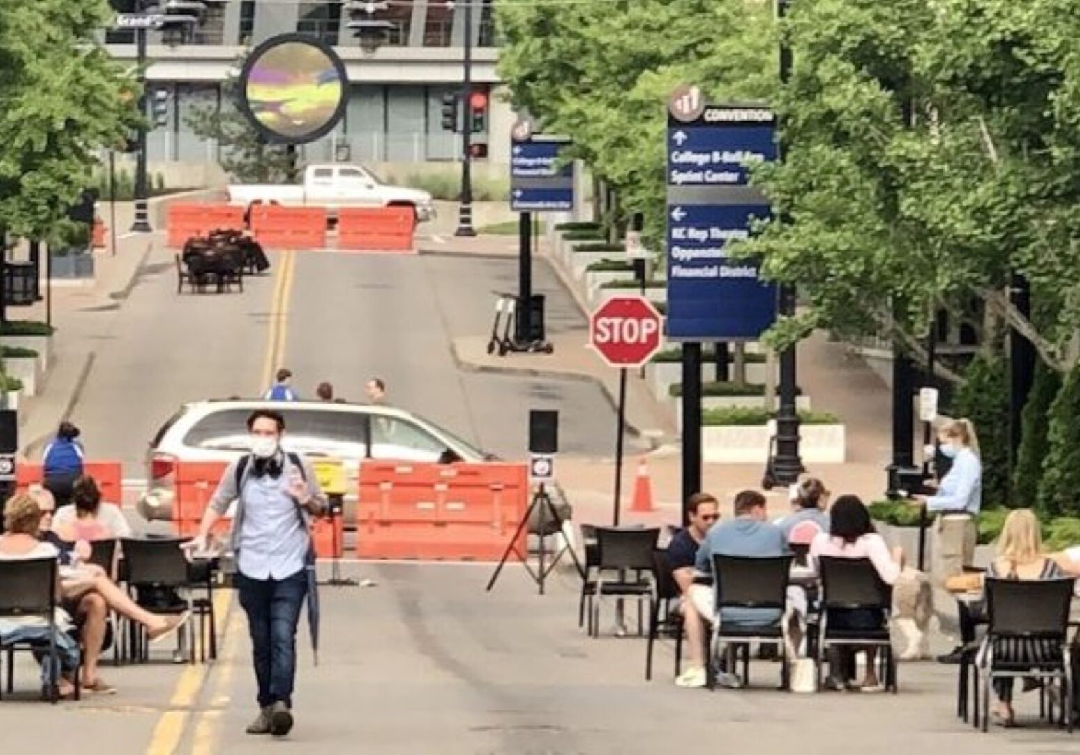 Diners on 14th Street in the Power & Light District