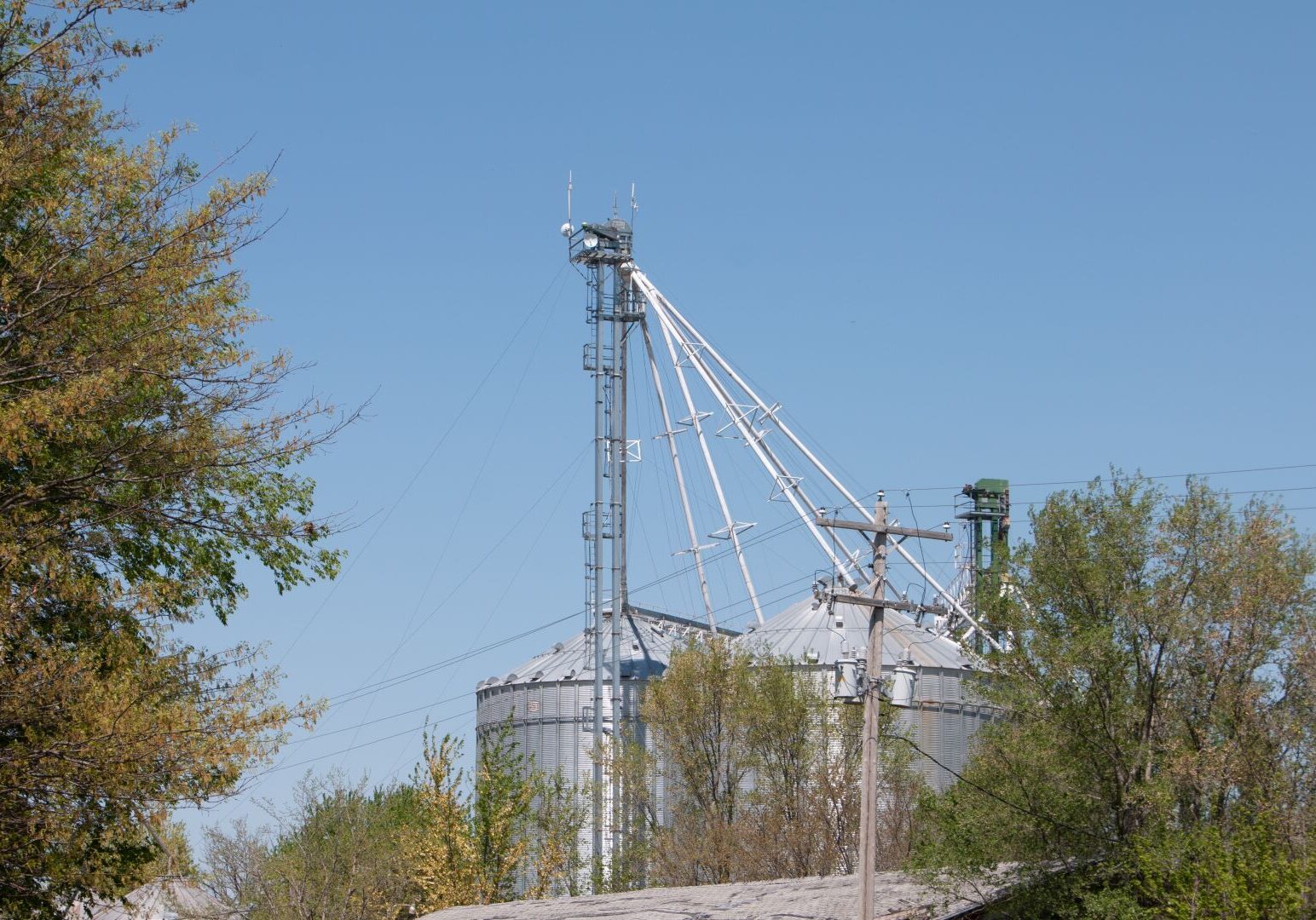A grain elevator in Turney, Missouri, looms large over the small community. An elevator in neighboring Stewartsville will be the location of the intelligent router sending broadband signals to the village.
