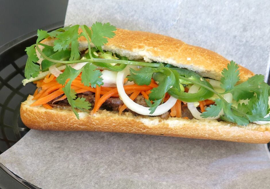 A picture of a banh mi.