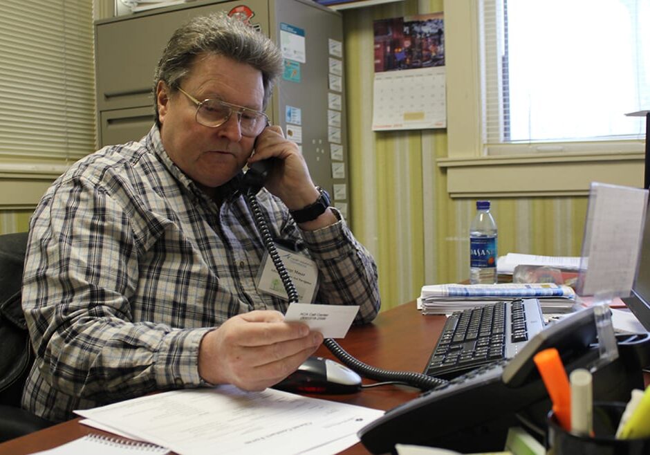 George Mayer, a retired software developer, helped a caller as a volunteer health-reform “navigator” at a Shepherd’s Center office in Kansas City, Mo.  (January 2014 file photo by Mike Sherry/The Hale Center for Journalism)