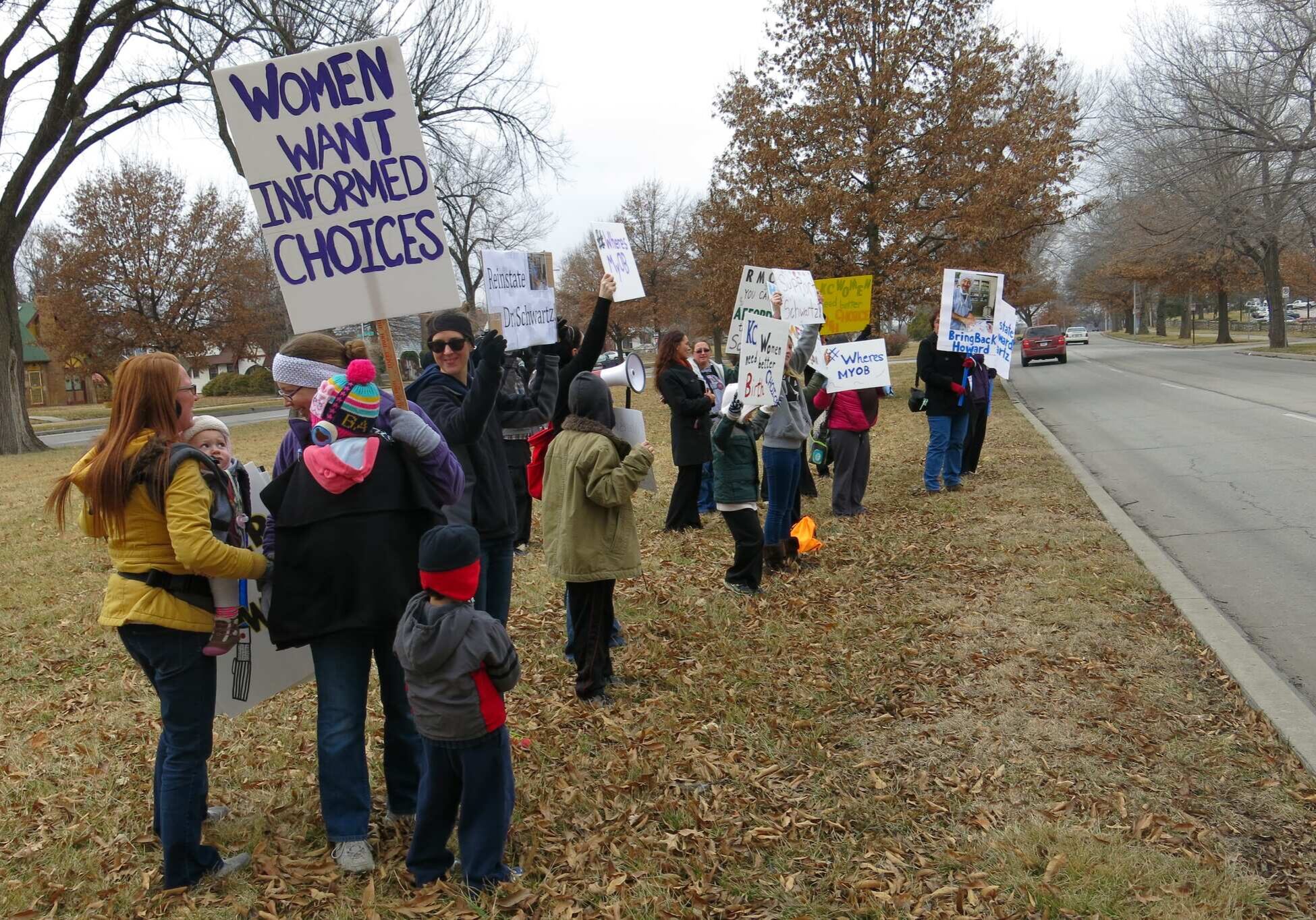 Supporters of Dr. Howard Schwartz, a dismissed Research Medical Center physician, lined Meyer Boulevard Monday afternoon.
(Photo: Elle Moxley / KCUR)